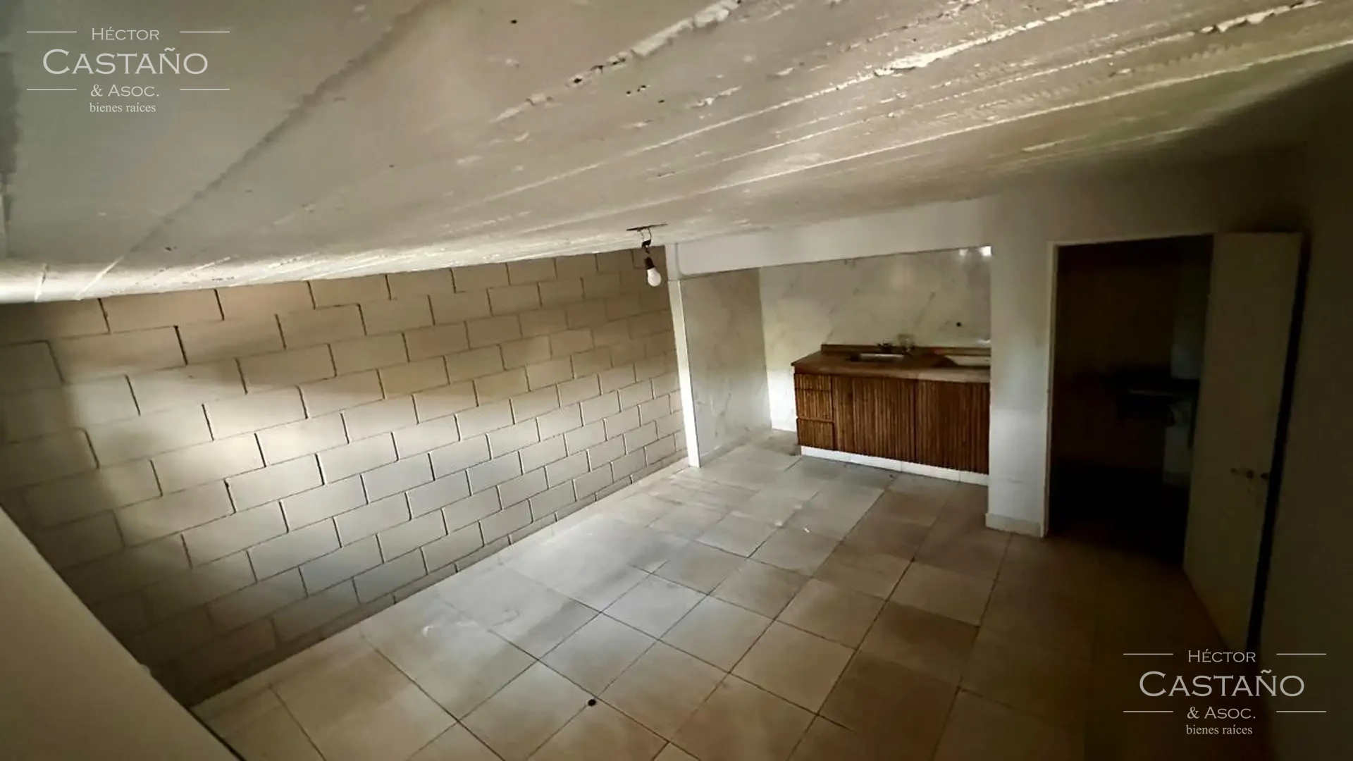 Villa Adelina - Importante galpón en Villa Adelina - Excelente Ubicación con oficinas y  depósito