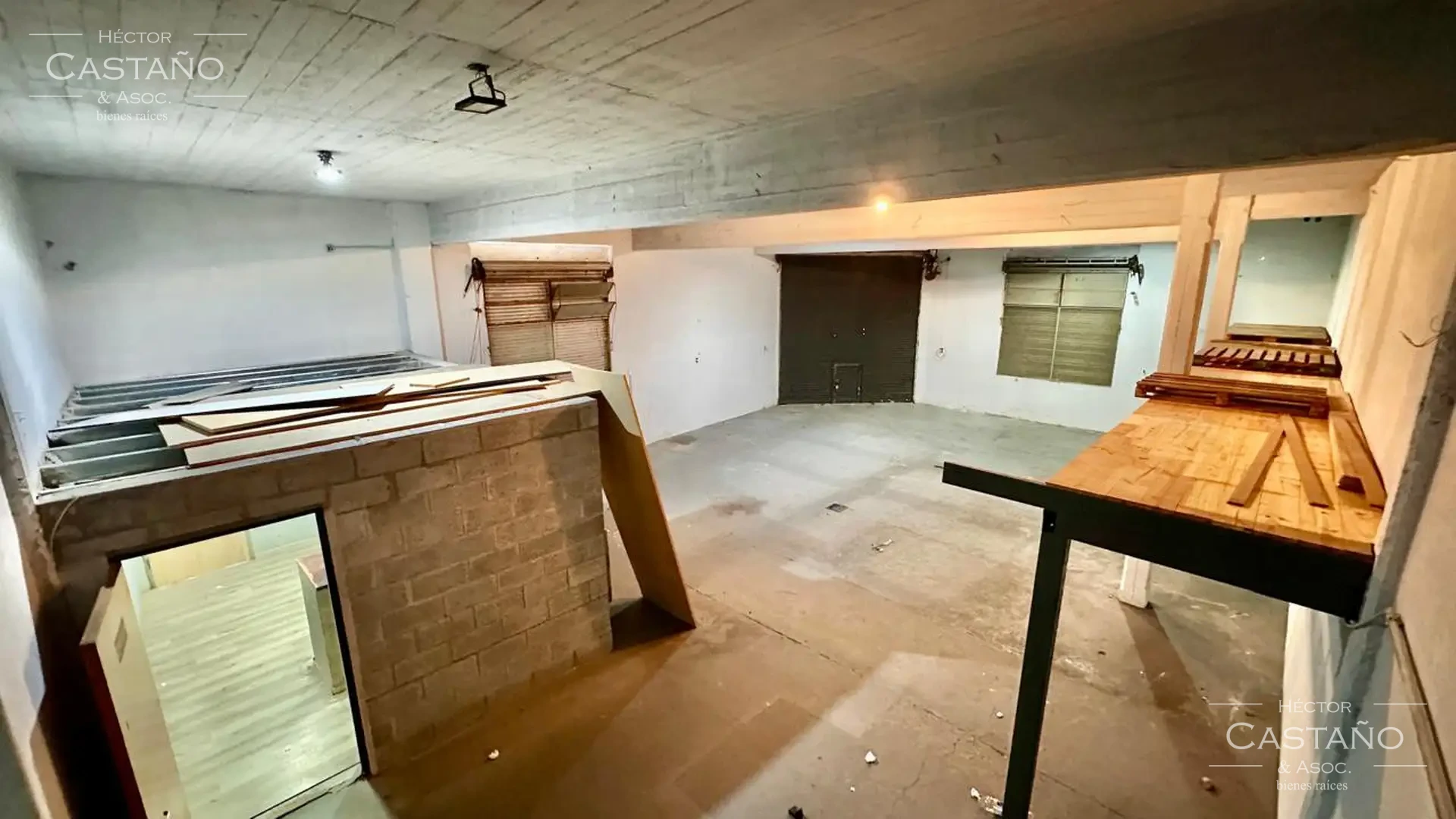 Villa Adelina - Importante galpón en Villa Adelina - Excelente Ubicación con oficinas y  depósito