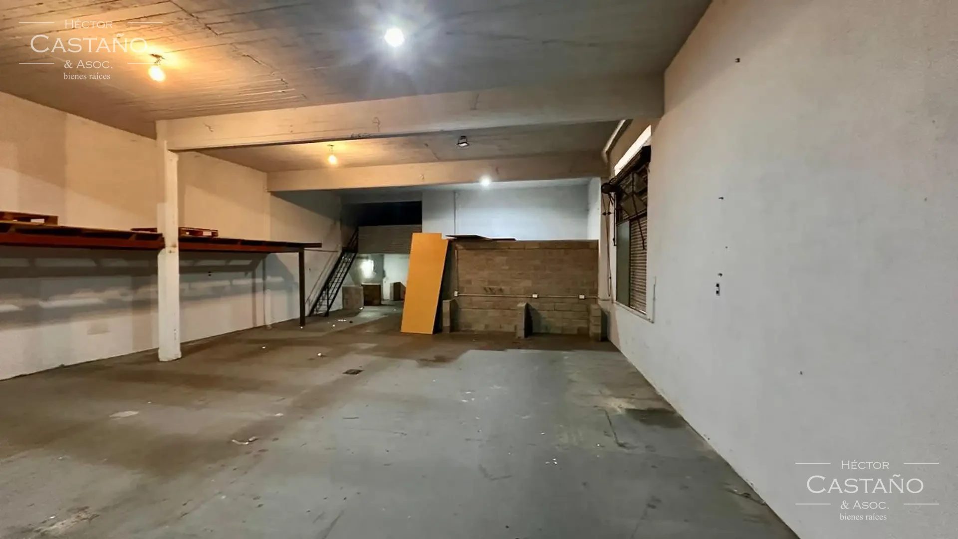 Villa Adelina - Importante galpón en Villa Adelina - Excelente Ubicación con oficinas y  depósito