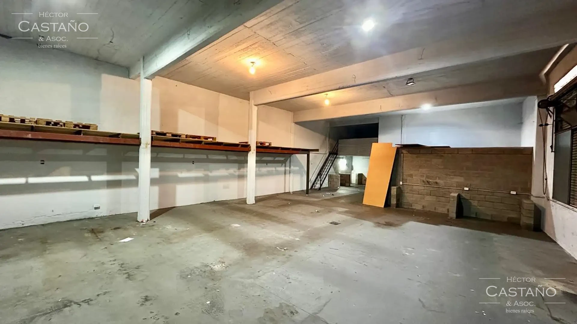 Villa Adelina - Importante galpón en Villa Adelina - Excelente Ubicación con oficinas y  depósito
