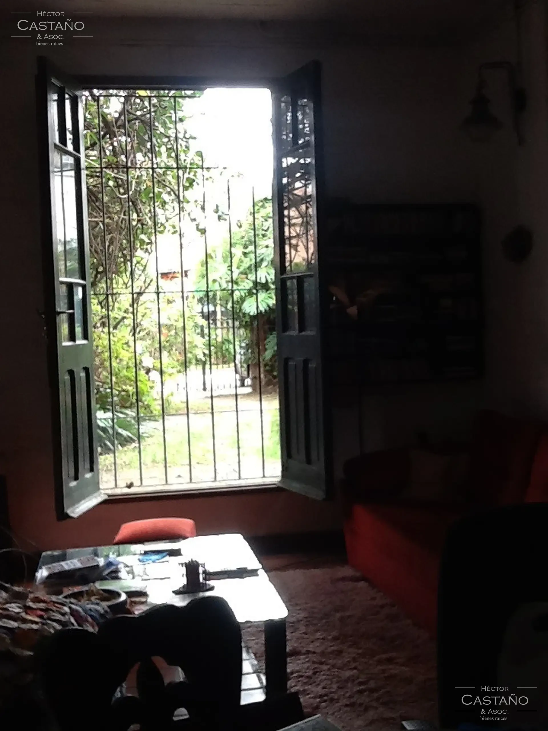 Casa desarrollada en 2 plantas 6 ambientes. Jardín al frente y patio lateral. 3 dormitorios,