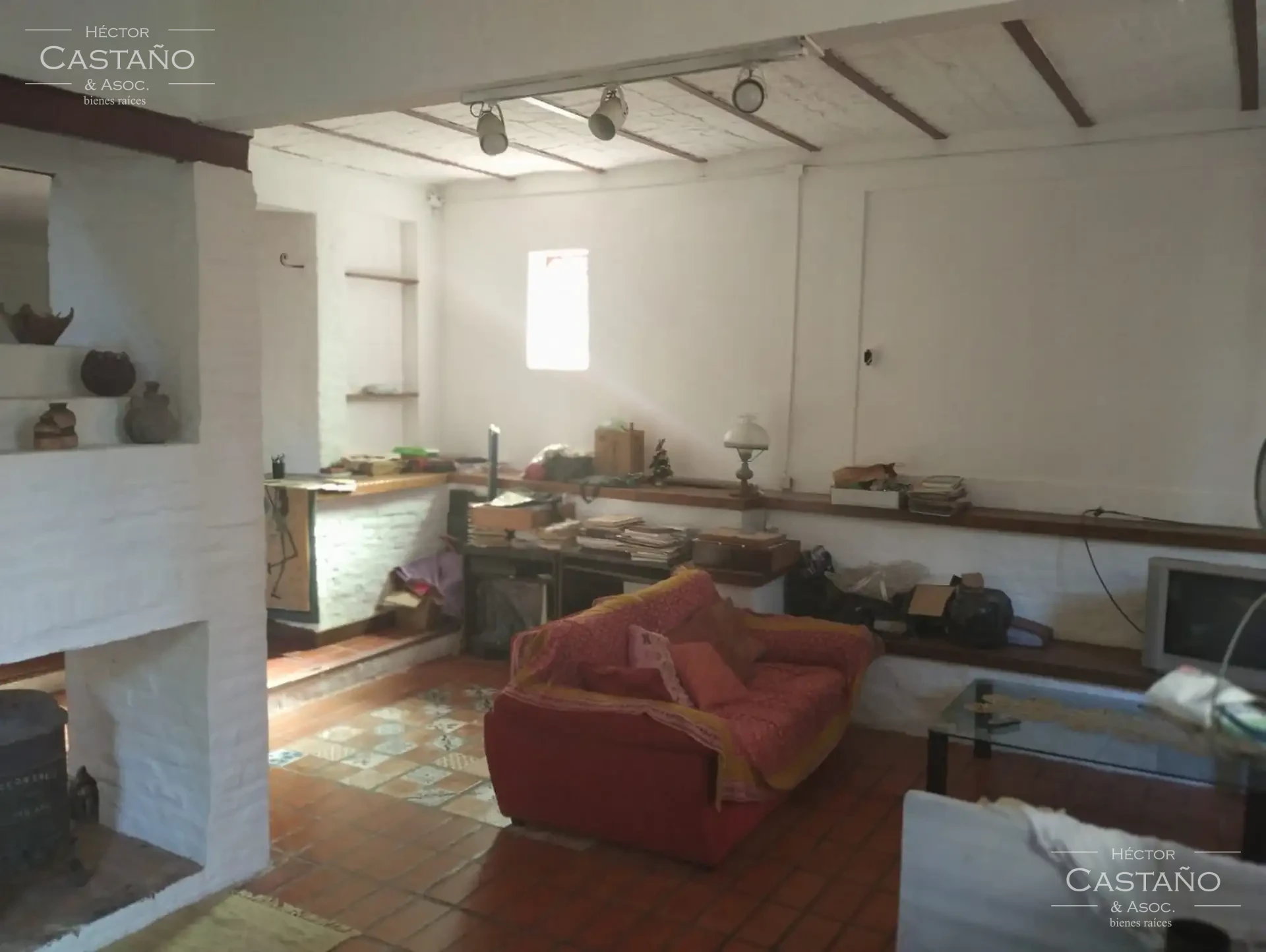 Casa desarrollada en 2 plantas 6 ambientes. Jardín al frente y patio lateral. 3 dormitorios,