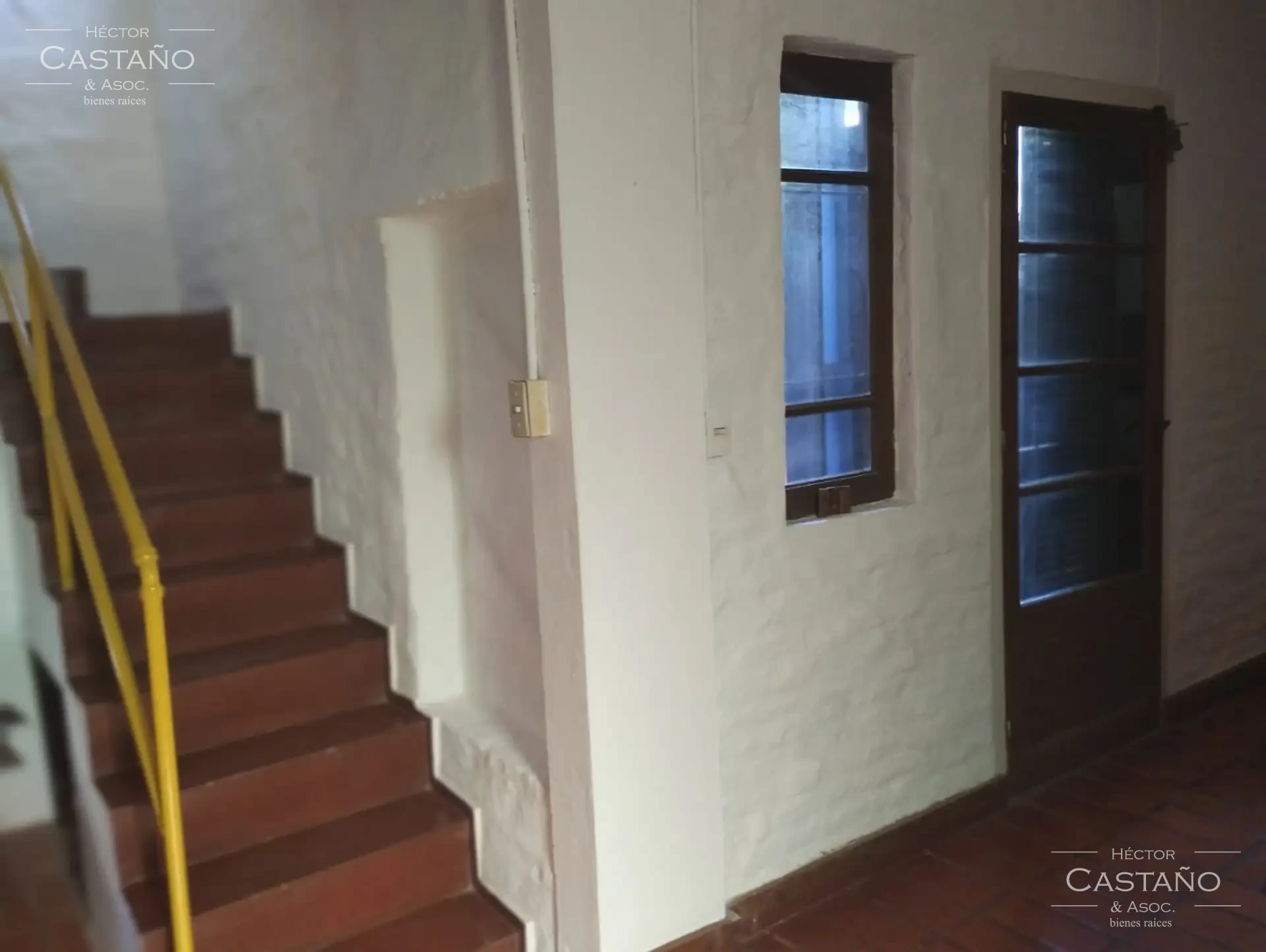 Casa desarrollada en 2 plantas 6 ambientes. Jardín al frente y patio lateral. 3 dormitorios,