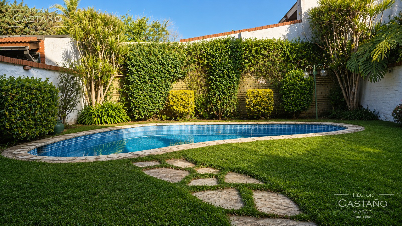 Florida - Muy cerca de estación Dr. Cetráncolo FFCC Bme Mitre Ramal Mitre. Sobre lote de 260m2, Muy lindo chalet en 2 plantas 6 ambientes mas dependencia. Jardín con piscina ,