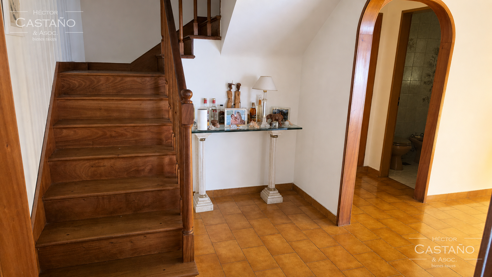 Florida - Muy cerca de estación Dr. Cetráncolo FFCC Bme Mitre Ramal Mitre. Sobre lote de 260m2, Muy lindo chalet en 2 plantas 6 ambientes mas dependencia. Jardín con piscina ,