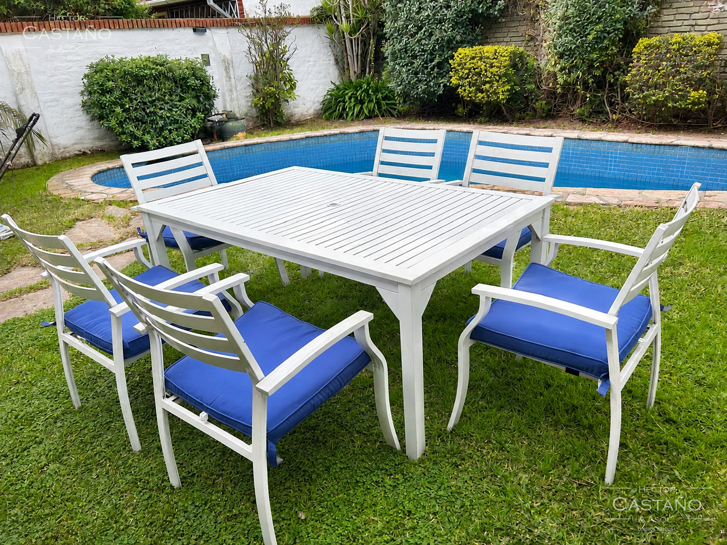 Florida - Muy cerca de estación Dr. Cetráncolo FFCC Bme Mitre Ramal Mitre. Sobre lote de 260m2, Muy lindo chalet en 2 plantas 6 ambientes mas dependencia. Jardín con piscina ,