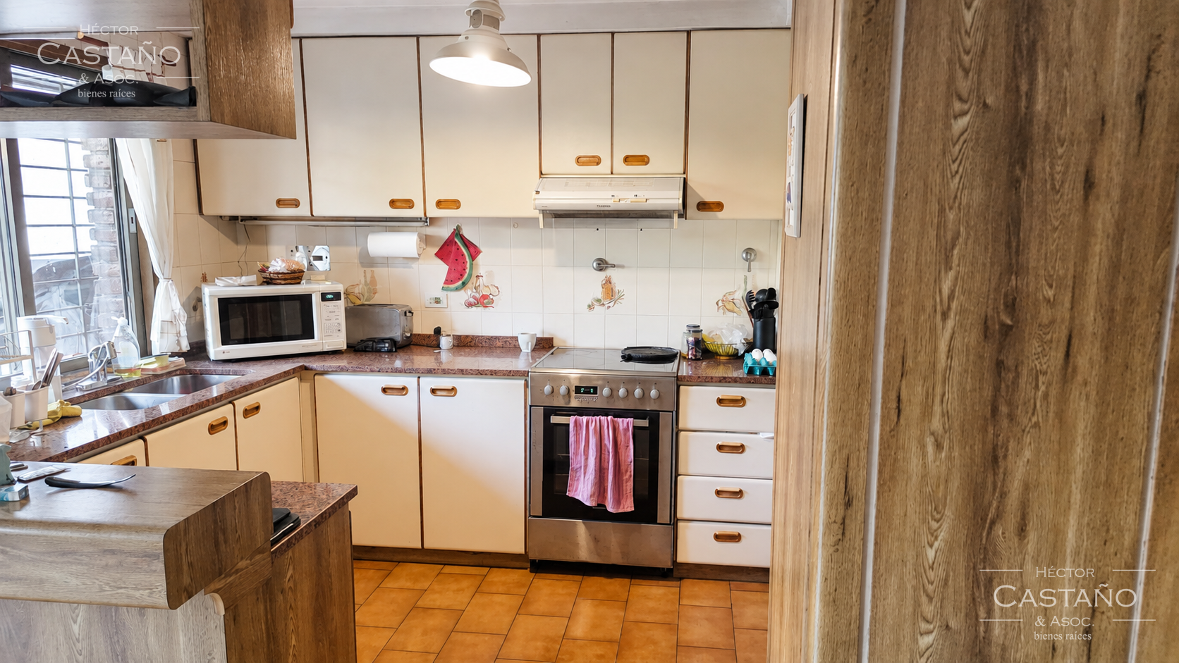 Florida - Muy cerca de estación Dr. Cetráncolo FFCC Bme Mitre Ramal Mitre. Sobre lote de 260m2, Muy lindo chalet en 2 plantas 6 ambientes mas dependencia. Jardín con piscina ,
