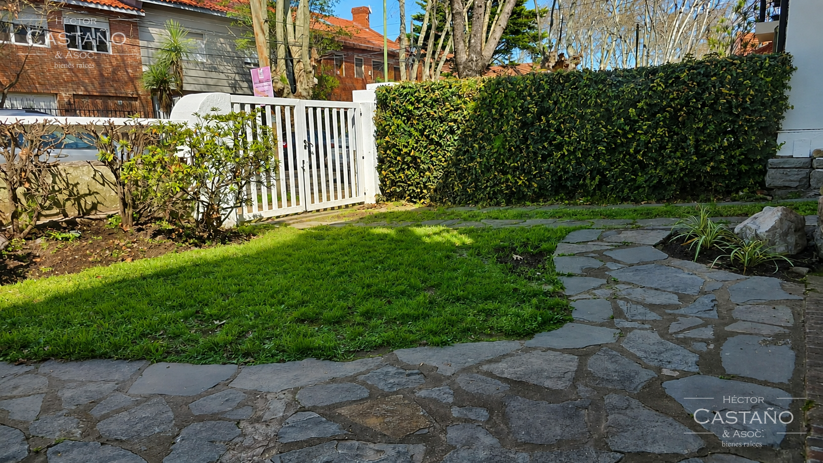 PH EN PLANTA BAJA CON AMPLIO JARDÍN, QUINCHO Y DEPENDENCIA – FLORIDA