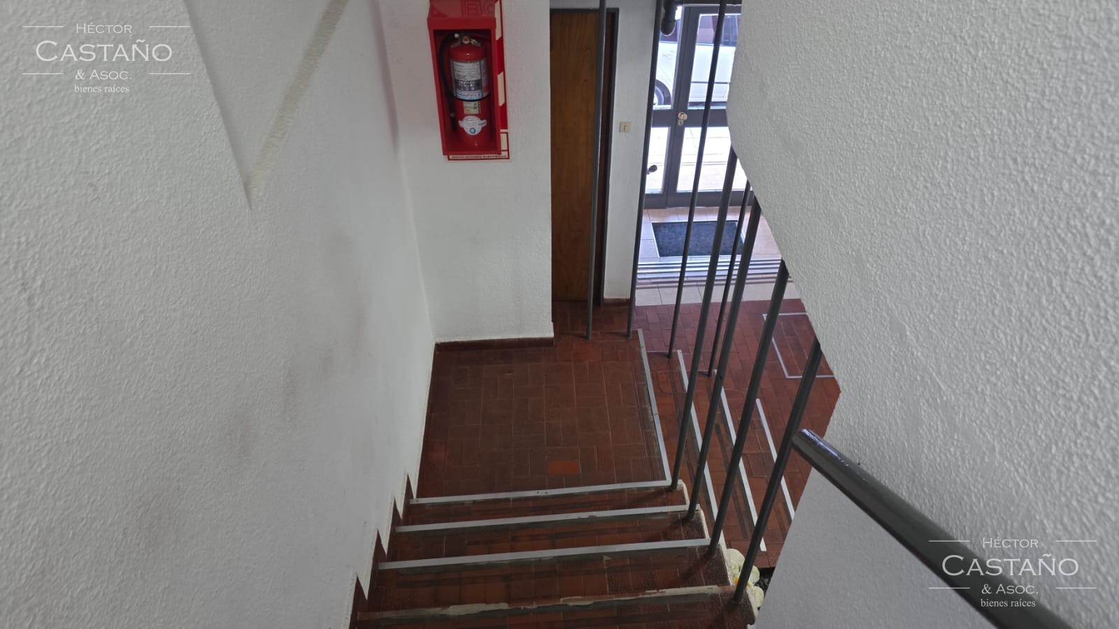 OLIVOS Departamento de 2 ambientes 1er piso por escalera.