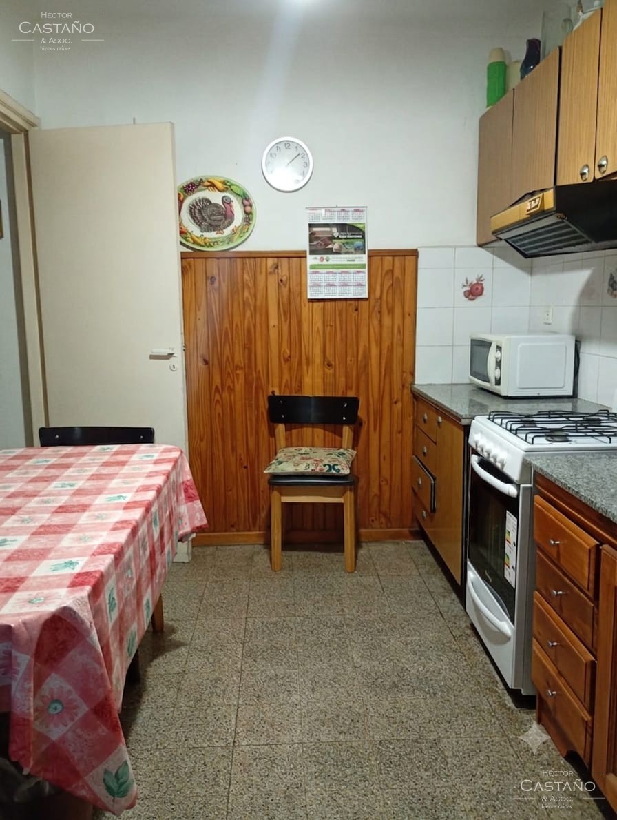PH bien iluminado de 3 Ambientes con Patio - Sobre Avenida Centenario
