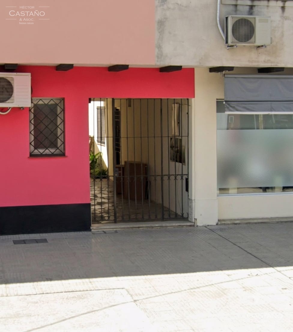 PH bien iluminado de 3 Ambientes con Patio - Sobre Avenida Centenario